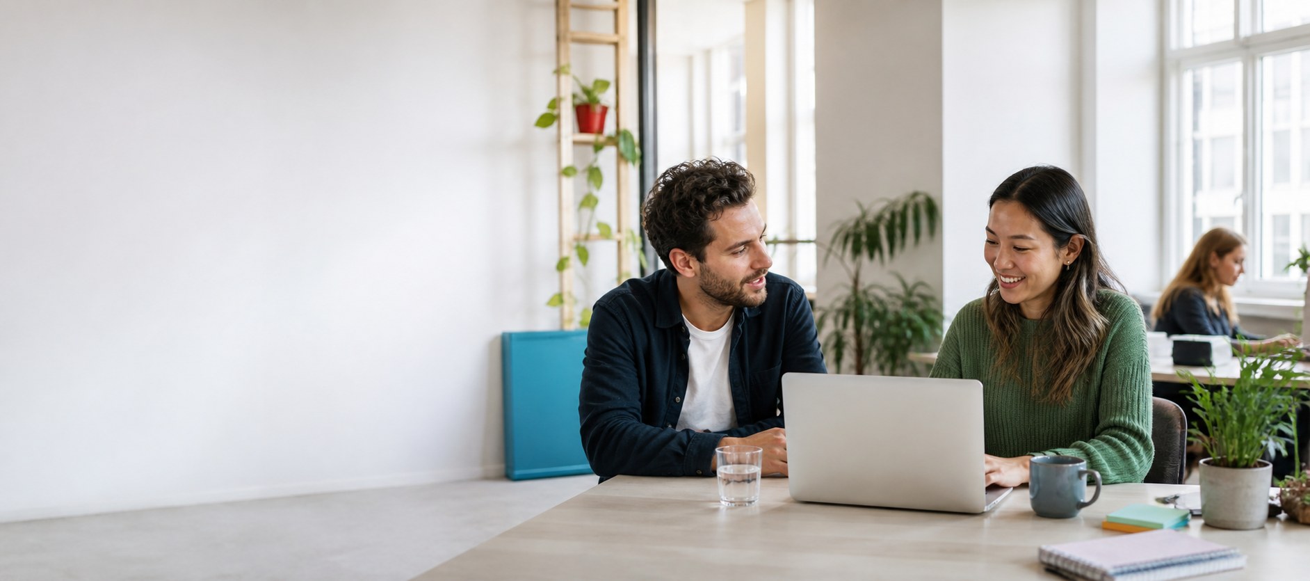 Jonge ondernemers die ontspannen samenwerken aan een laptop