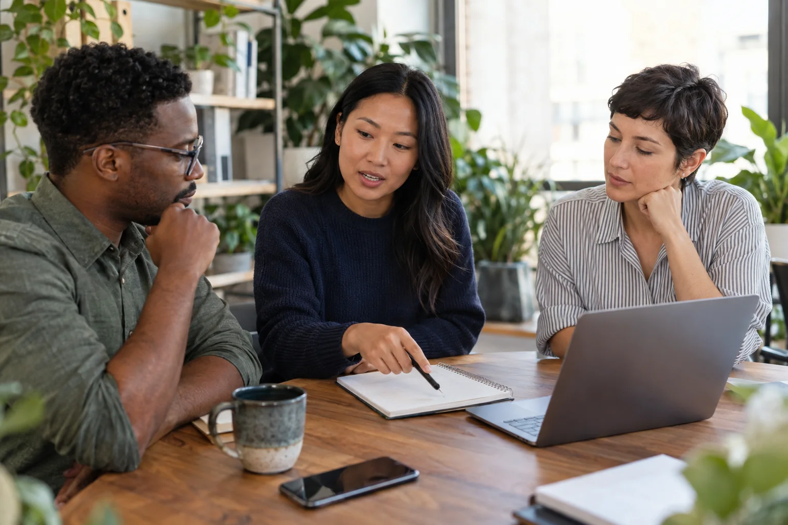 Een klein team bespreekt welke CRM-software past bij hun klantproces.
