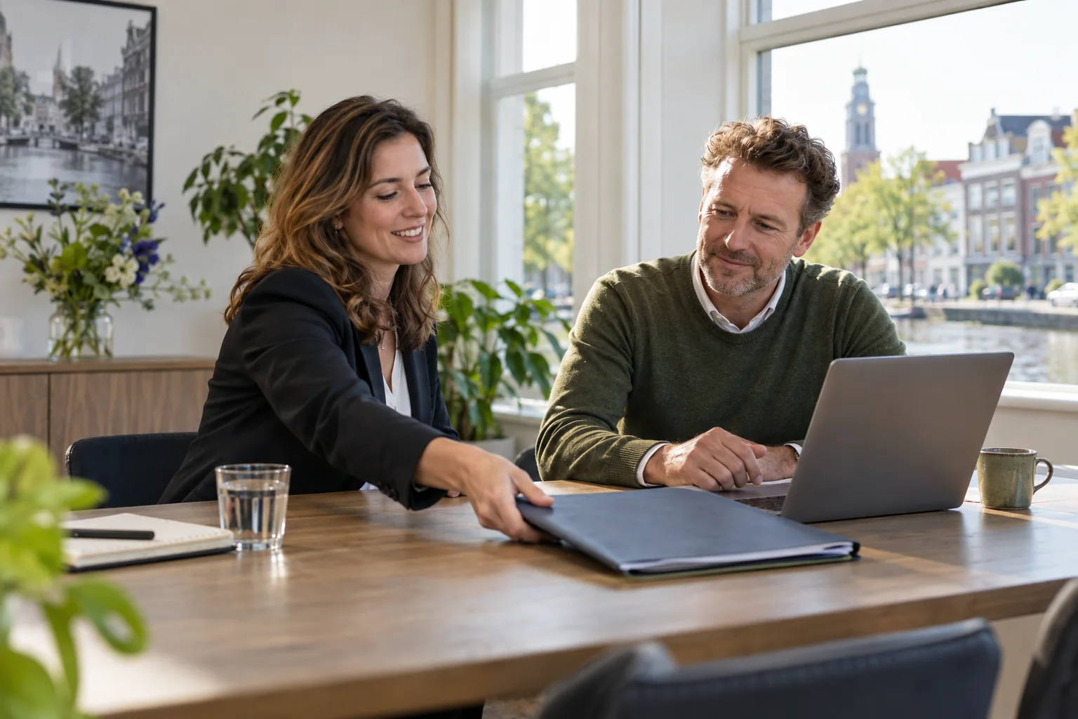 Een adviseur en klant bespreken de overdracht van een opdracht naar uitvoering.